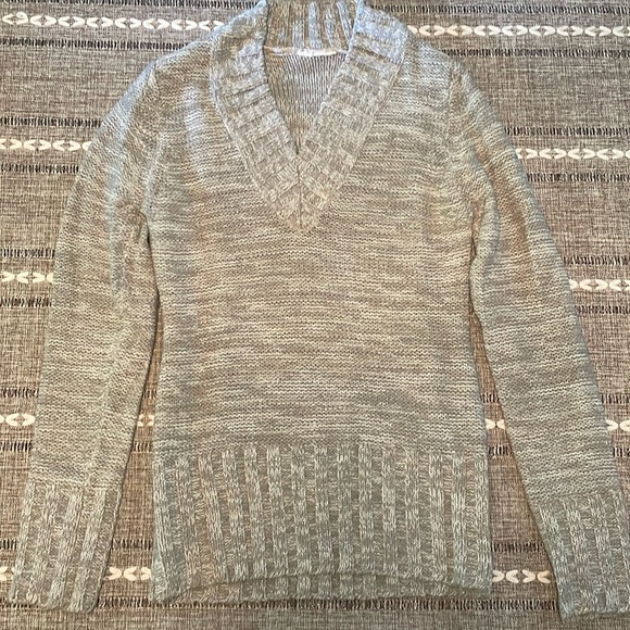 Gray X-Small V-Neck Sweater. - Picture 1 of 4